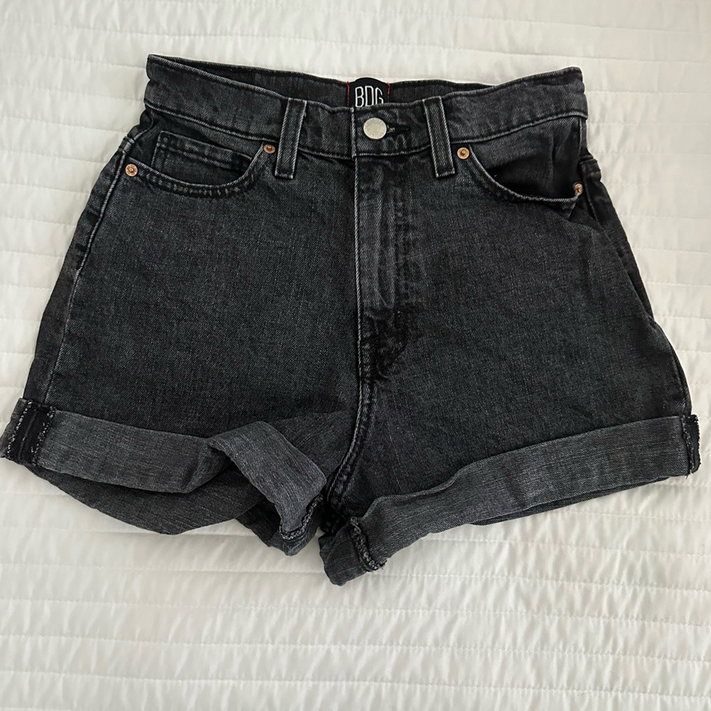 WOMENS BDG MOM HIGH-RISE SHORTS IN WASHED BLACK SIZE 25